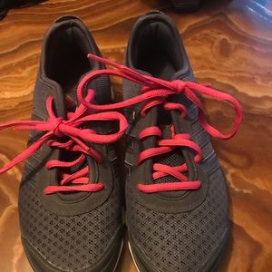 Like new Womens Adidas tennis shoes size 7